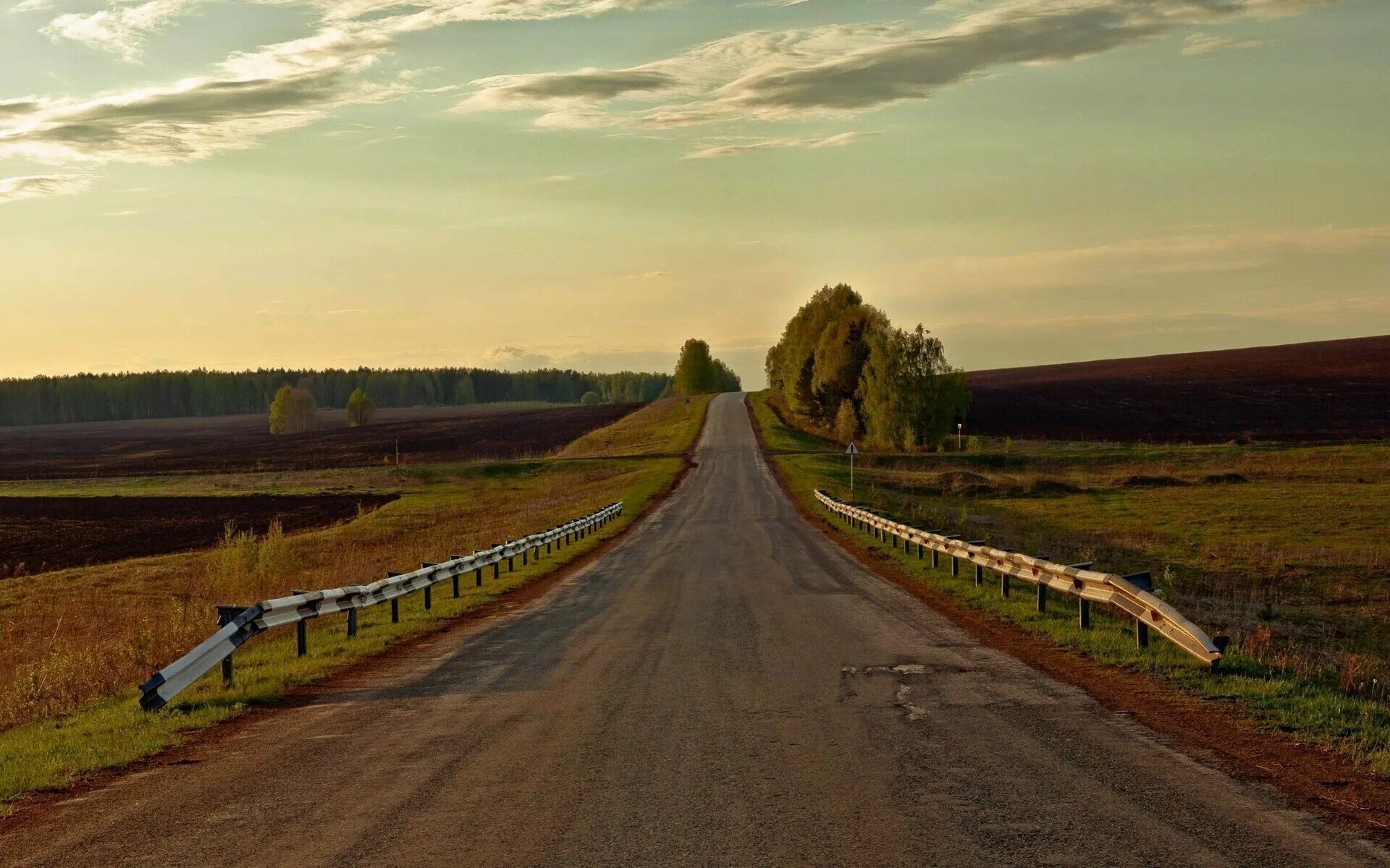 Большая проезжая дорога. Проселочная дорога Россия. Проселочная дорога в деревне. Трасса в поле. Пейзаж с дорогой.