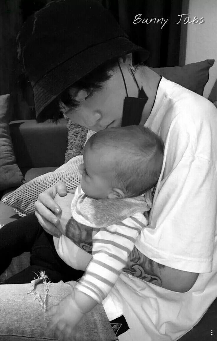 Юнсоки арты 18 юнги актив. Бтс 18 юнги пассив юнмины. Бтс чигуки арт. Эстетика дэдди папочка. Фф малыш и папочка.