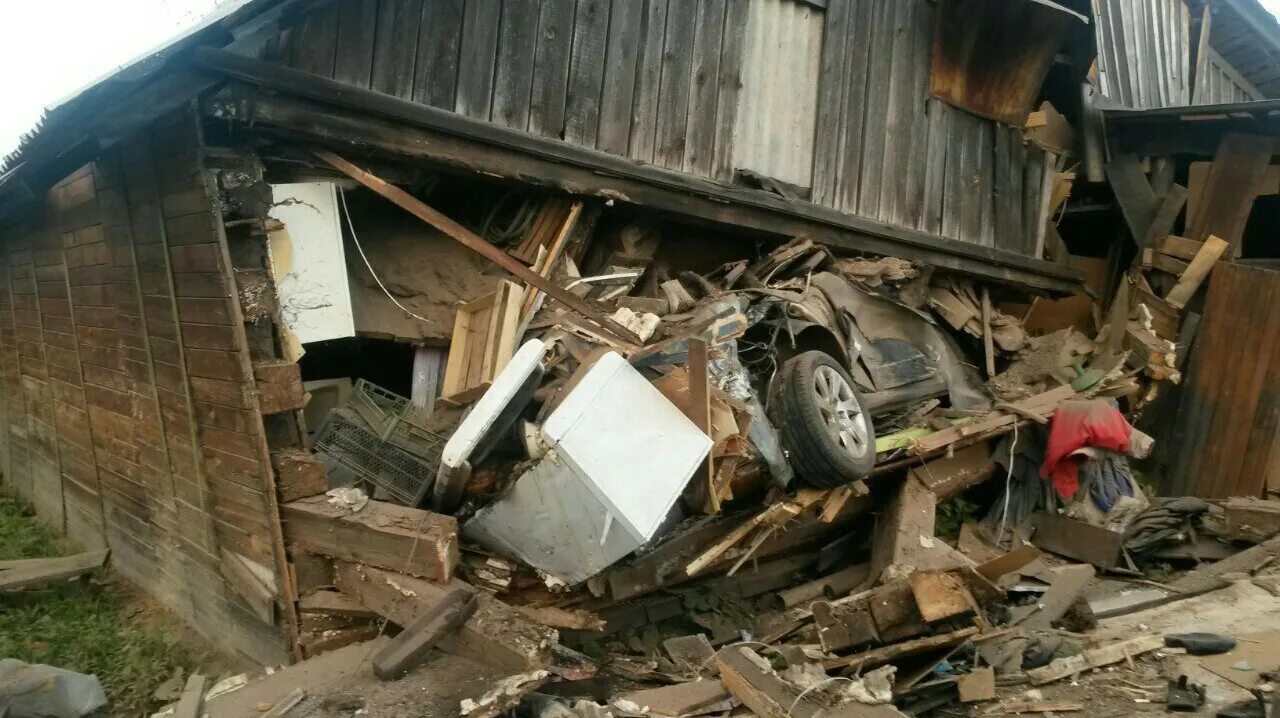 Дом жилой на разбор. Машина врезавшаяся в дом памятник. В Невьянске девушка на Ауди снесла дом.