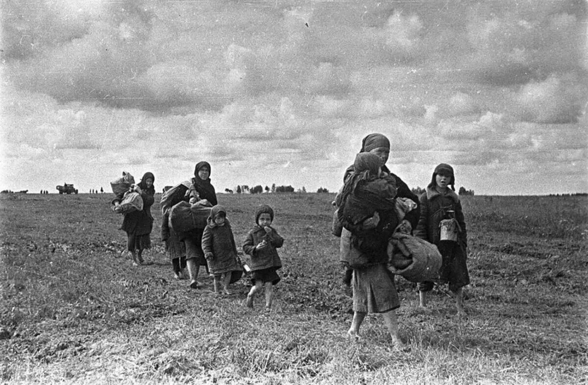 Повседневность в советском тылу. Деревня в тылу 1941. Немцы и дети в деревне 1941-1945.