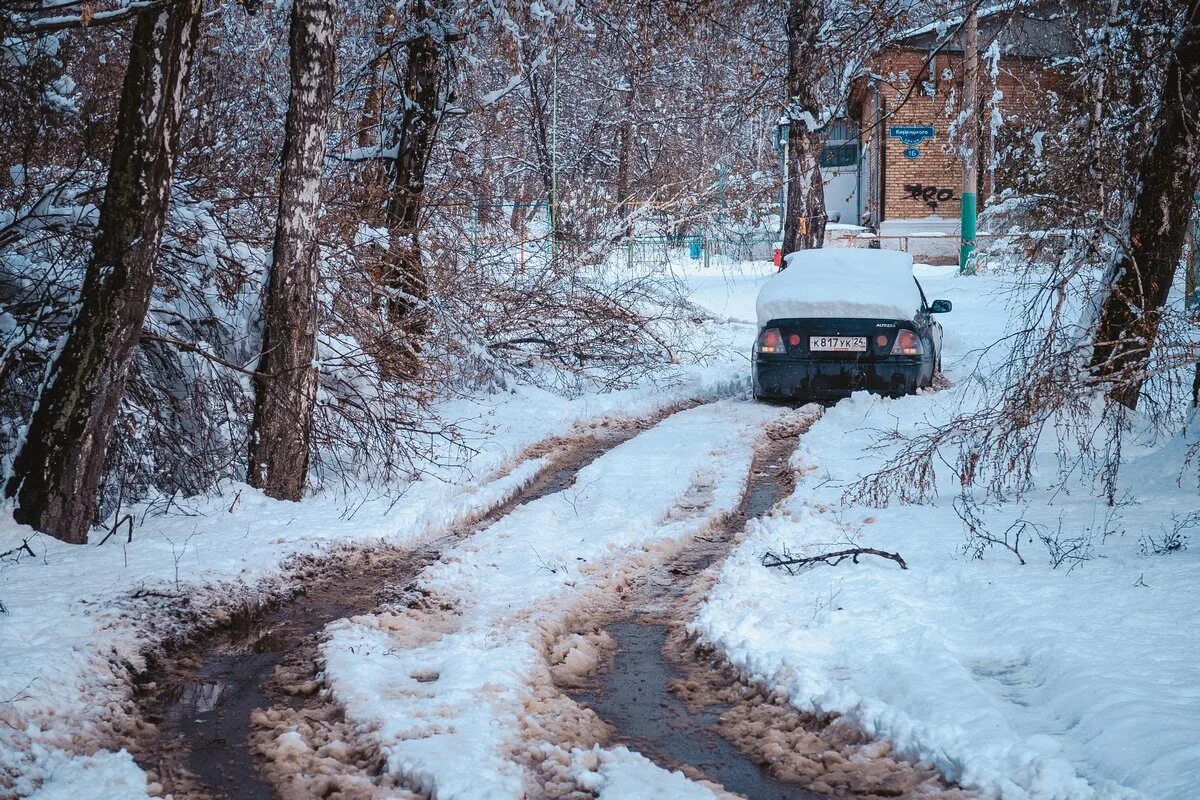 Дорогу в глубоком снегу. Глубокий снег. Фото глубокого снега. Картинки глубокий снег. Машины по глубокому снегу.