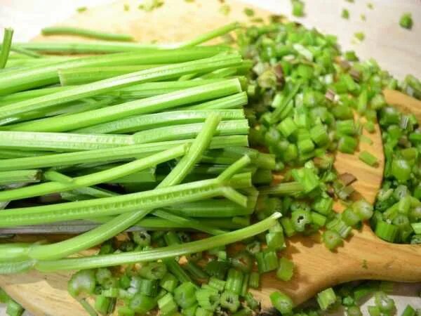 корень сельдерея калорийность. сельдерей. сельдерей черешковый. отвар сельдерея. стебель черешкового сельдерея.