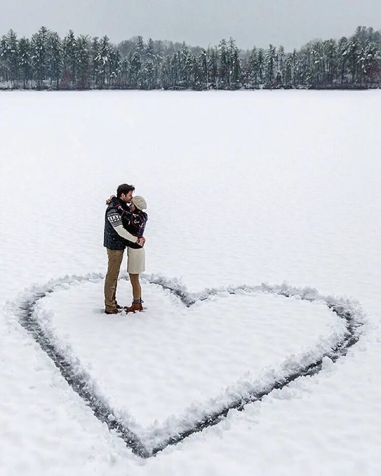 Люблю зиму можно. Сердце на снегу. Влюбленные в снегу. Люблю снег. Любовь зимой.