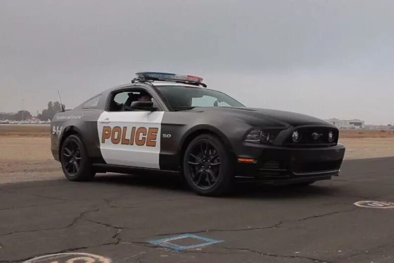 Ford police 2000. Форд мустанг полиция. Полицейский форд мустанг. Ford mustang gt police car. Полицейский форд мустанг.