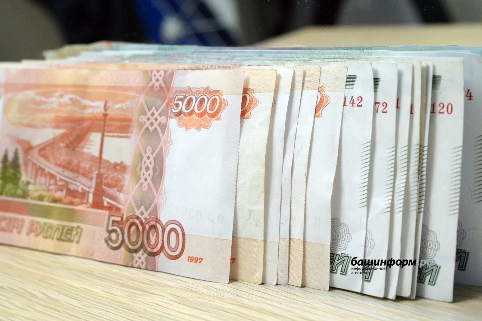 000 руб. Купюра 100000 белорусских рублей 1996. Подарочный сертификат на 100000 рублей. Деление на 10000. Сто цифра.