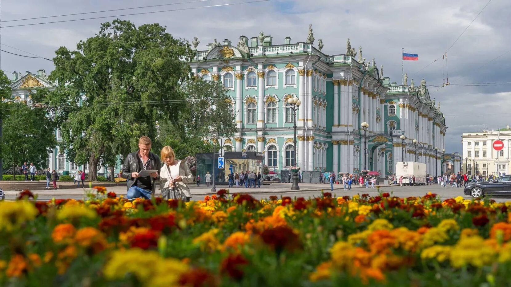 Какая погода в питере в июне. Дворцовая площадь в Санкт-Петербурге. Питер июньский. Питер в июне. Лето СПБ.