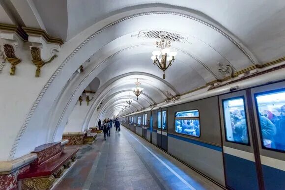 Поезда арбатско покровской. Арбатская (станция метро, Арбатско-Покровская линия). Курская Арбатско-Покровская линия 2023. Электрозаводская станция метро Арбатско-Покровская линия 1944г. Поезд Москва Арбатско-Покровская линия.