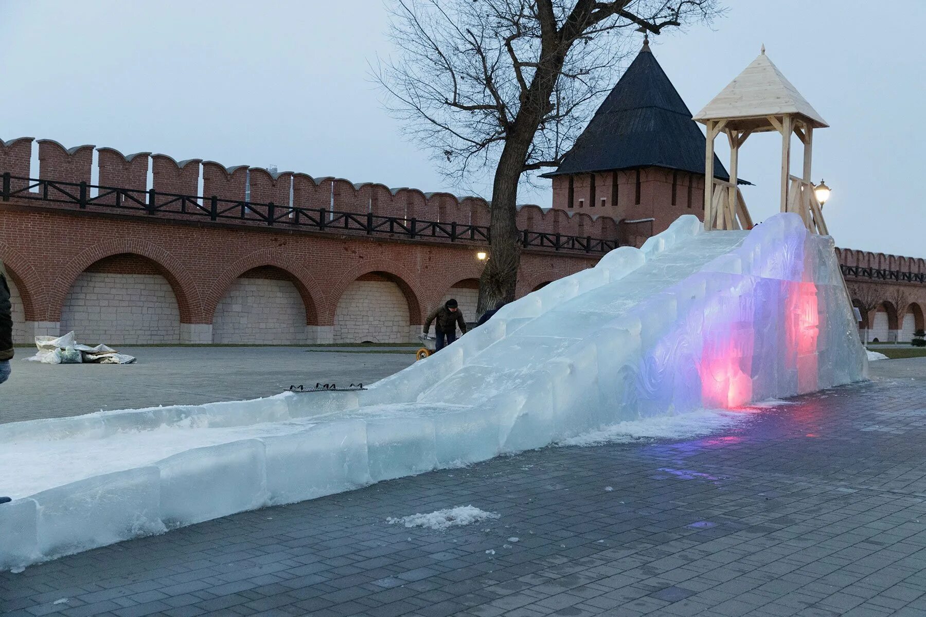 Кремлевская горка. Ледяная горка на Астраханском Кремле. Ледяные горки. Ледяной Кремль.