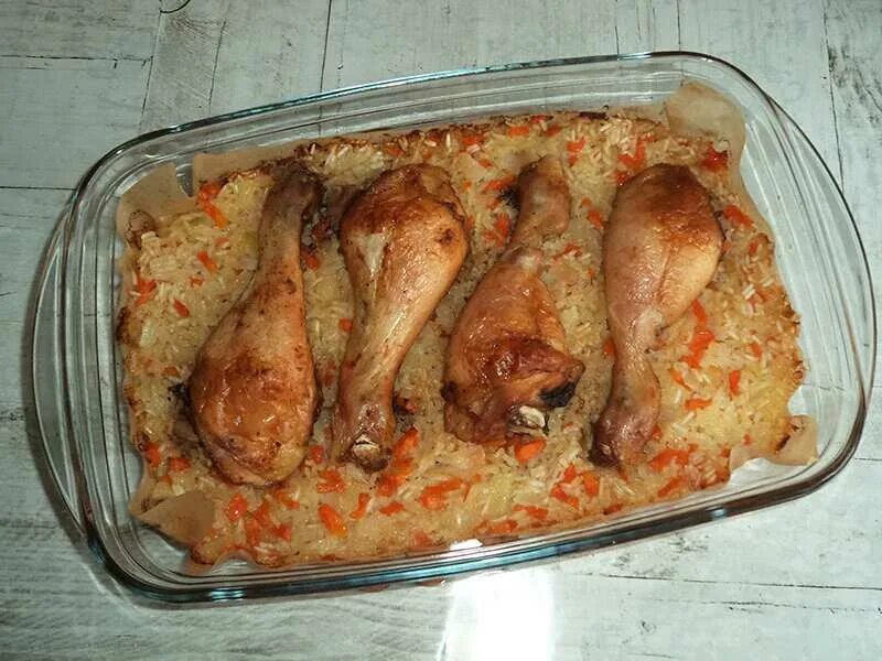 Рецепт курицы в стеклянной посуде. Куриные голени с рисом в духовке. Рис с голенью в духовке. Куриные бёдрышки с рисом в духовке. Куриные ножки с рисом в духовке.