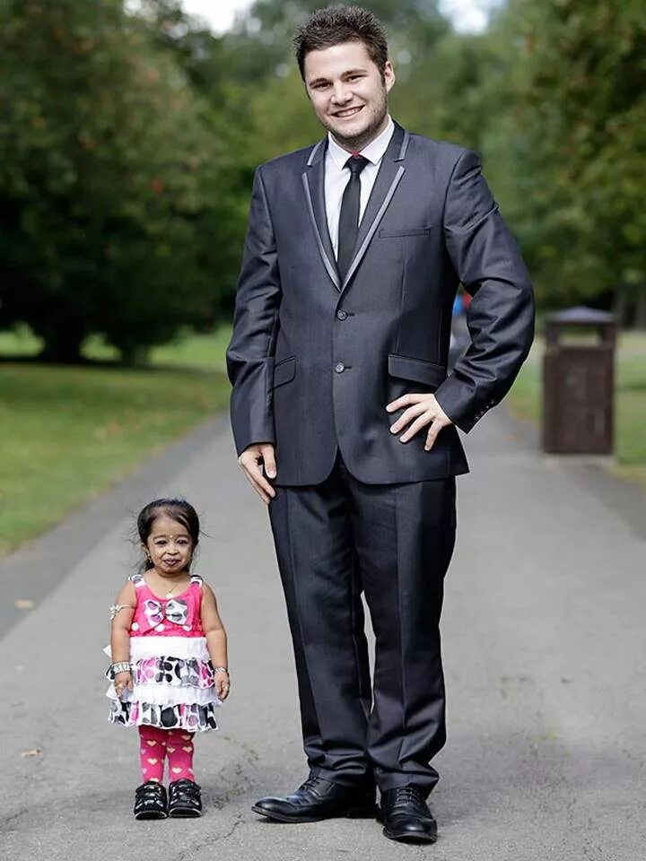 Самый взрослый человек на земле. Джиоти Амге рост. Джиоти Амге свадьба. Самая маленькая женщина. Маленький рост.