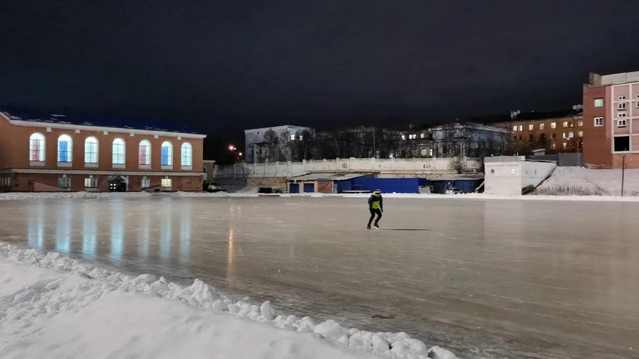 Центральный стадион мурманск. Центральный каток в Мурманске. Ледовый каток Мурманск. Стадион Строитель Мурманск. Каток Строитель Мурманск.