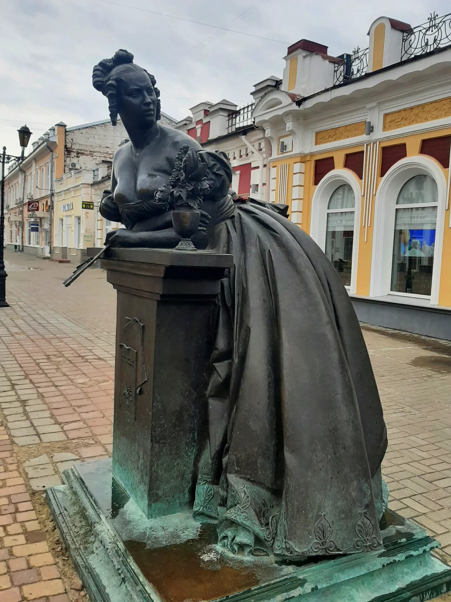 Памятник тамбовской казначейше. Памятник казначейше в тамбове. Тамбовская казначейша памятник. Памятник тамбовской казначейше. Памятник тамбовская тамбовская казначейша.