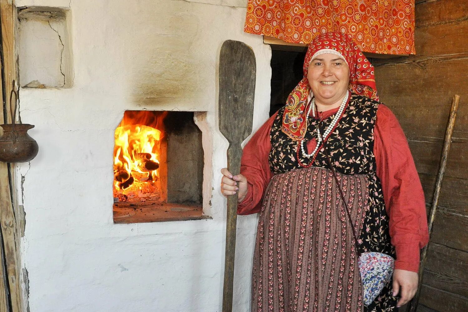 Женщина у русской печи. Бабушка у печки. Бабушка печет. Баба на печи.