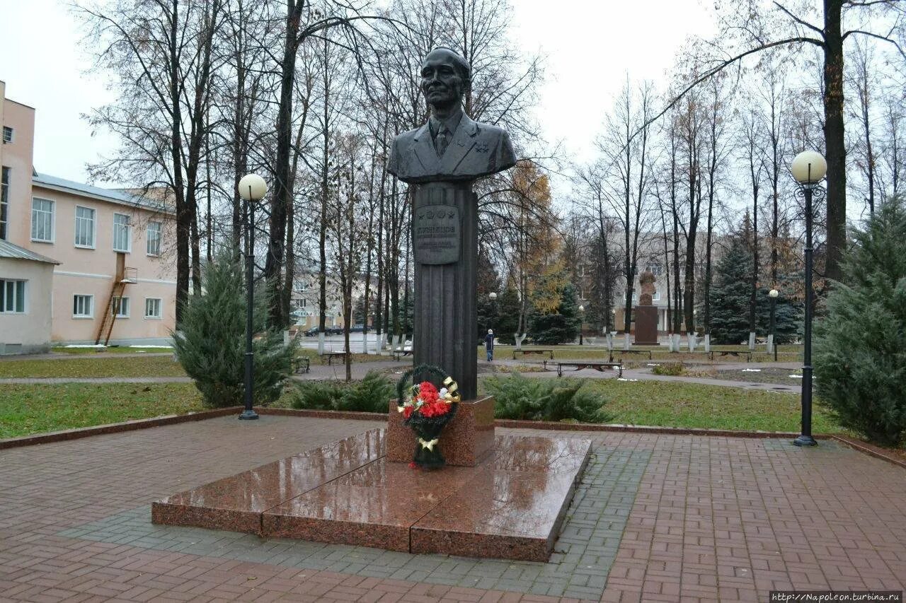 Сайт семенов нижегородской области. Памятники Семенова Нижегородской области. Парк Победы Семенов Нижегородская область. Семёнов Кузнецов памятник. Парк Победы г Семенов.