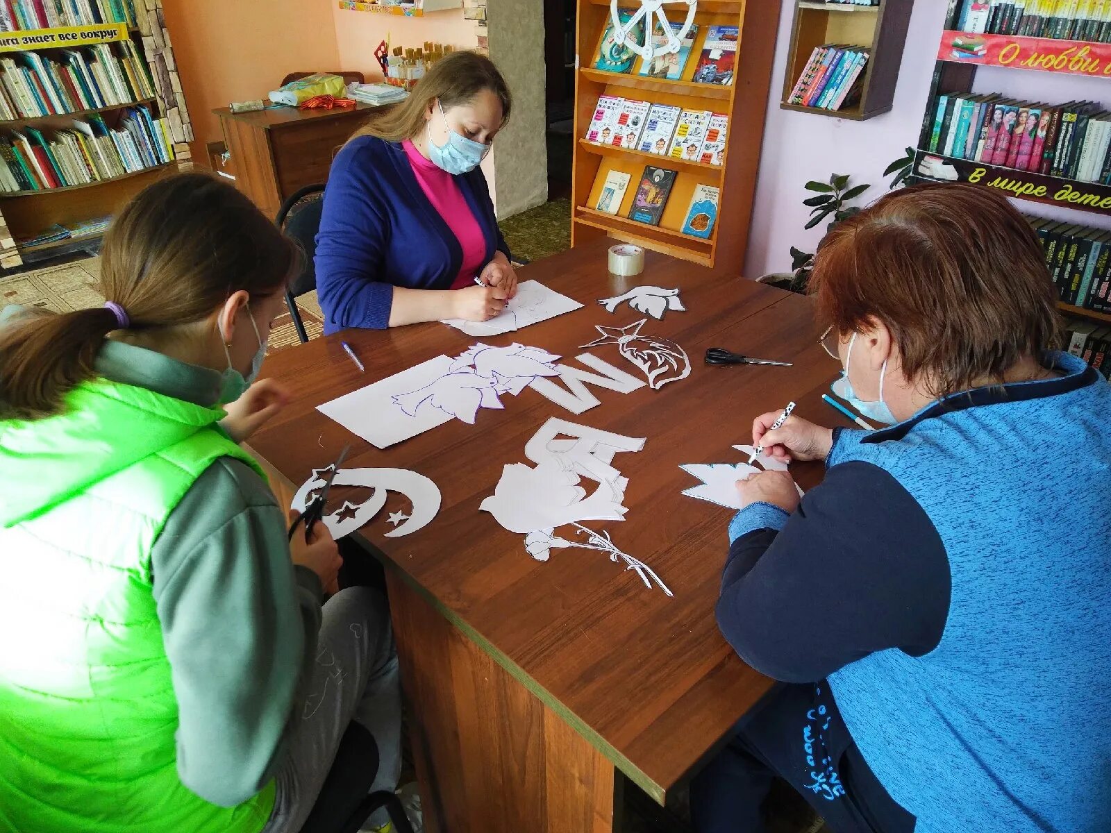 добрые поступки. лагерь новая волна креативный. поселок добрых людей. лес не без добрых людей. девушки в лагере.