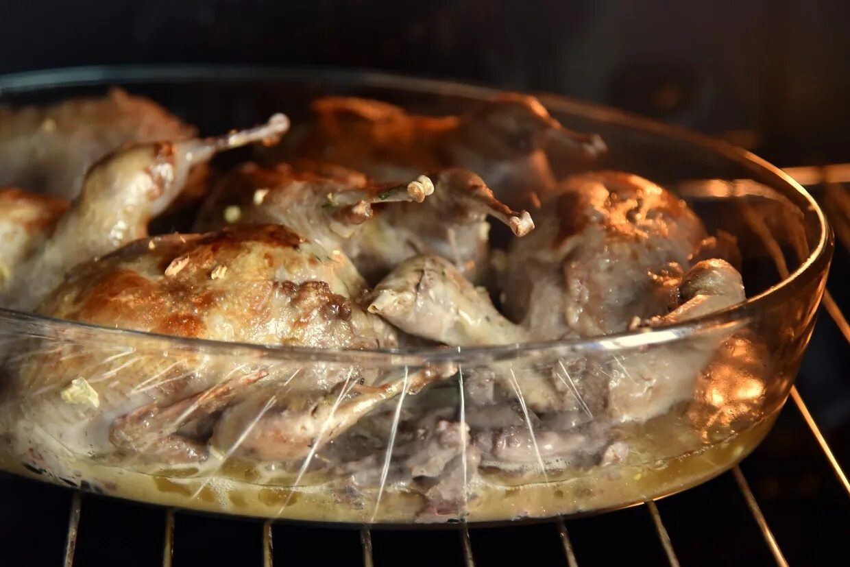 Фаршированные перепелки. Фаршированная куропатка. перепелка фаршированная. перепелки фаршированные в духовке. перепелка фаршированная полуфабрикат.