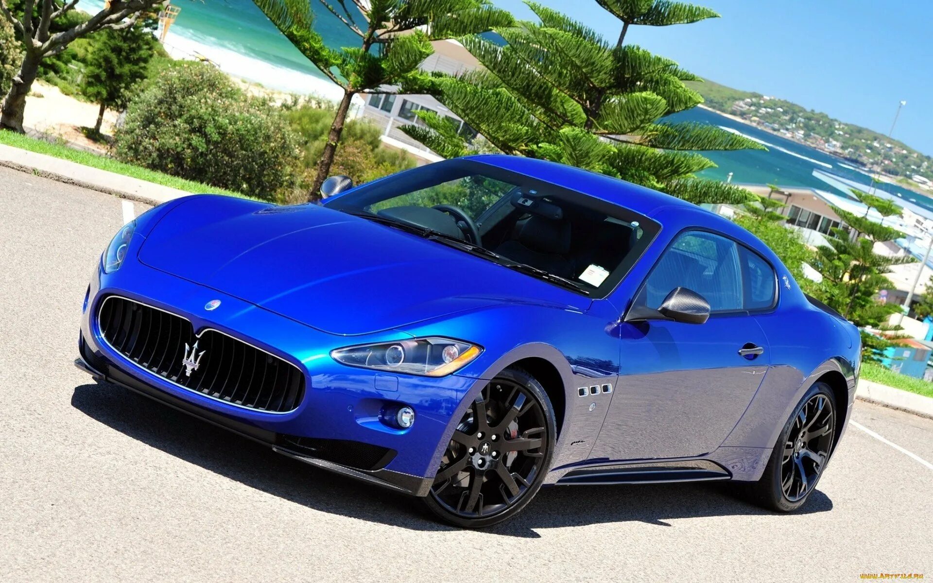 Маленькая синяя машина. Мазерати Гран Туризмо. Maserati GRANTURISMO синий. Мазерати Гранд Туризмо 2020. Мазерати Гранд Туризмо 2021.