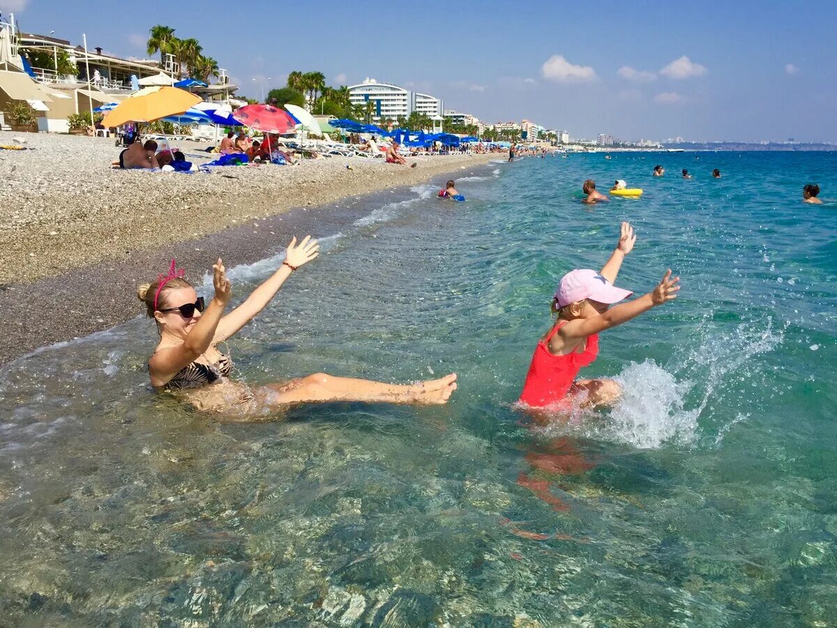 Можно ли ехать отдыхать в турцию. Туристы в Турции. Жизнь в Турции. Турция лето. Море в Турции сейчас.