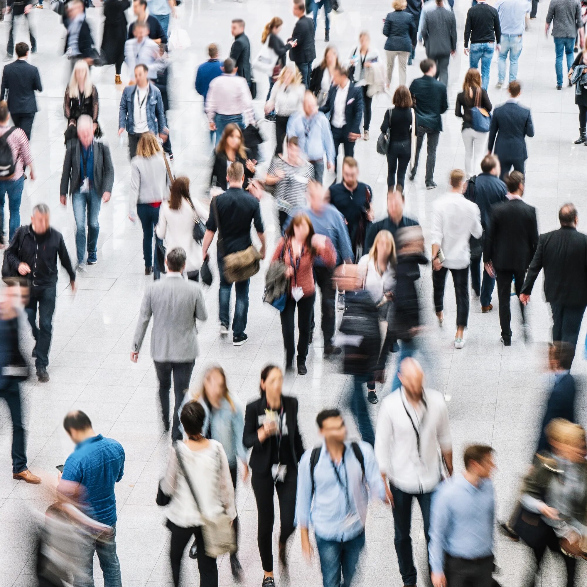 толпа людей в городе. выделиться среди конкурентов. выделиться на фоне конкурентов. человечек выделяется из толпы. много человечков.