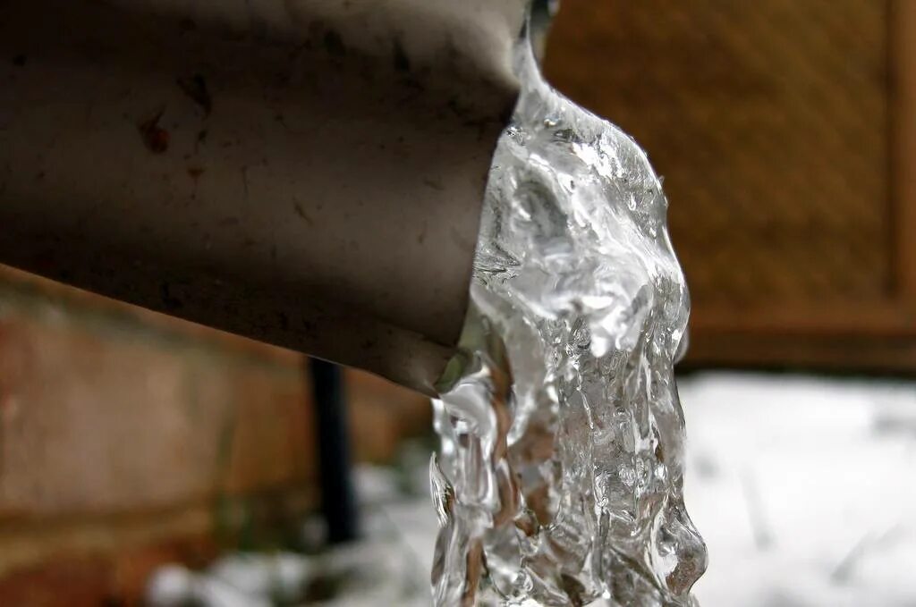 Замерзание воды. Замерзшие трубы. Трубы для воды. Замерз водопровод. Перемерзшая труба.