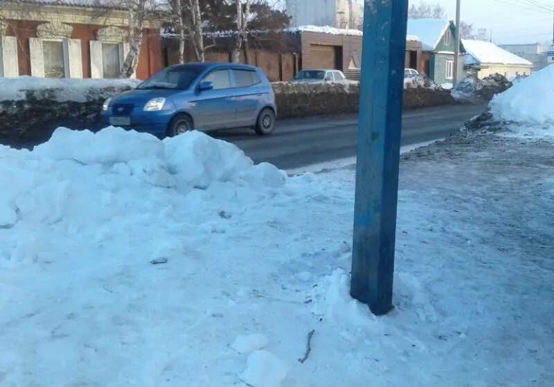 Снежные остановки. Снежный вал на тротуаре. Остановка школа 30 Омск. Ограждение парковки засыпало снегом. Купить снег омск