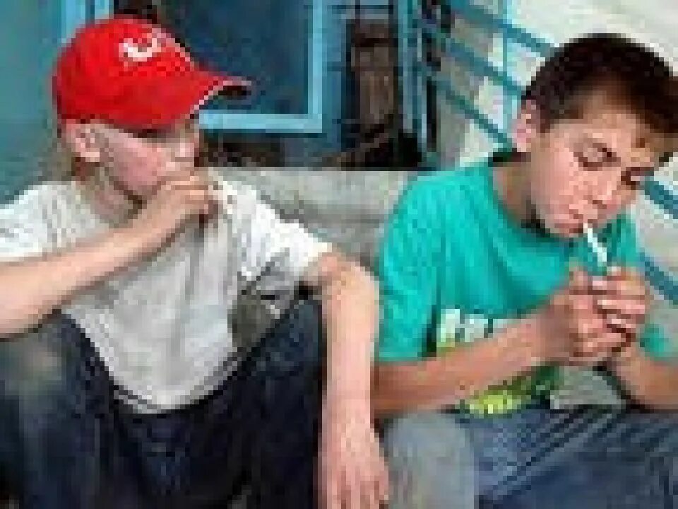 Курил в 14 лет. Подросток курит. Курение подростков. Курящий подросток. Школьники курят.