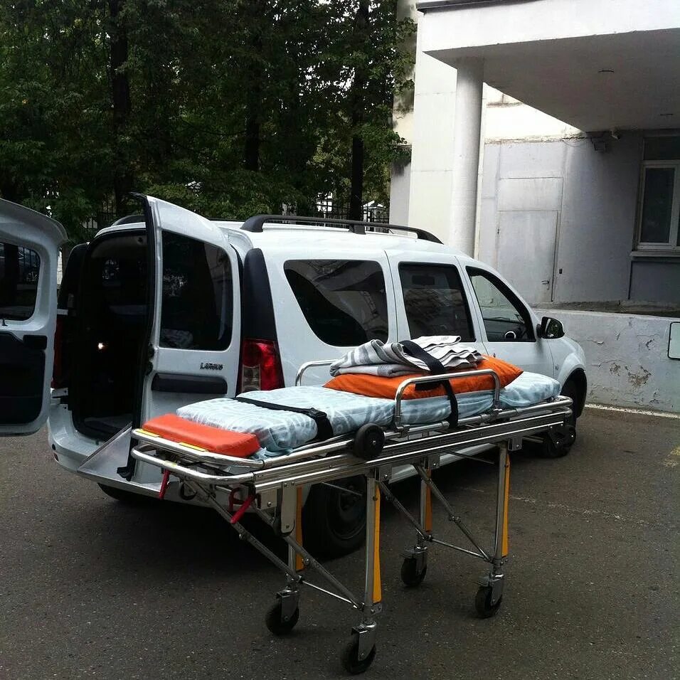 Машина для перевозки больных. Ларгус Перевоз лежачих больных. Машина для транспортировки лежачих больных. Спецмашина для перевозки лежачих больных.