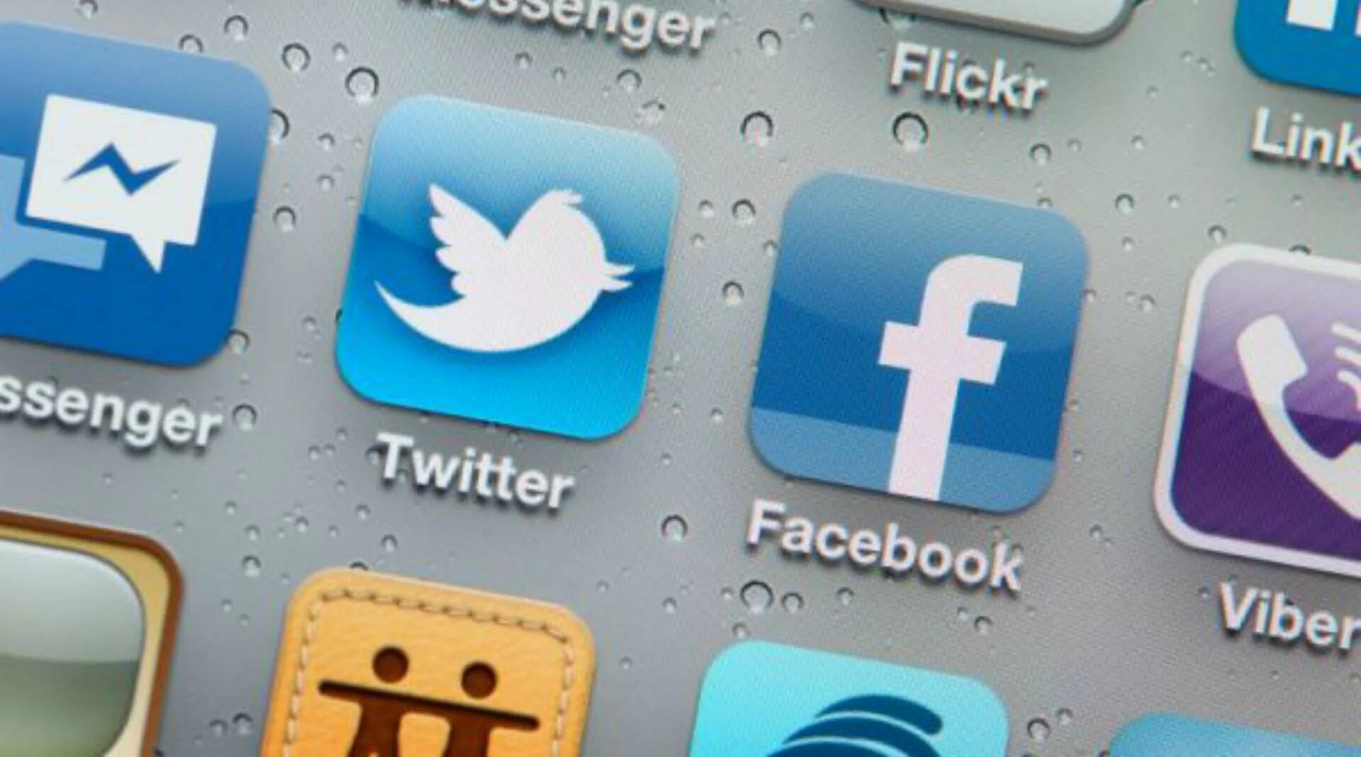 Facebook и twitter. Facebook twitter. facebook против twitter. твиттер vibe. instagram@twitter.