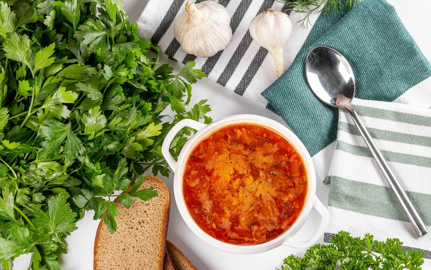 Петрушка в борщ. Борщ аксаковский. Борщ на овощном бульоне. Суп борщ. Борщ домашний.