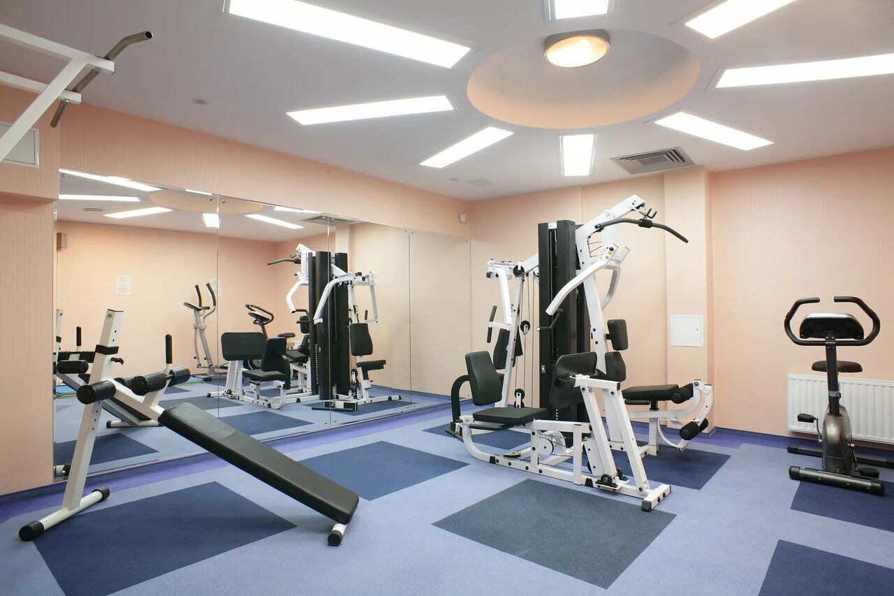 спортзал в отеле. спортивный зал в отеле. тренажерный зал в отеле. фитнес зал. фитнес центр в гостинице.
