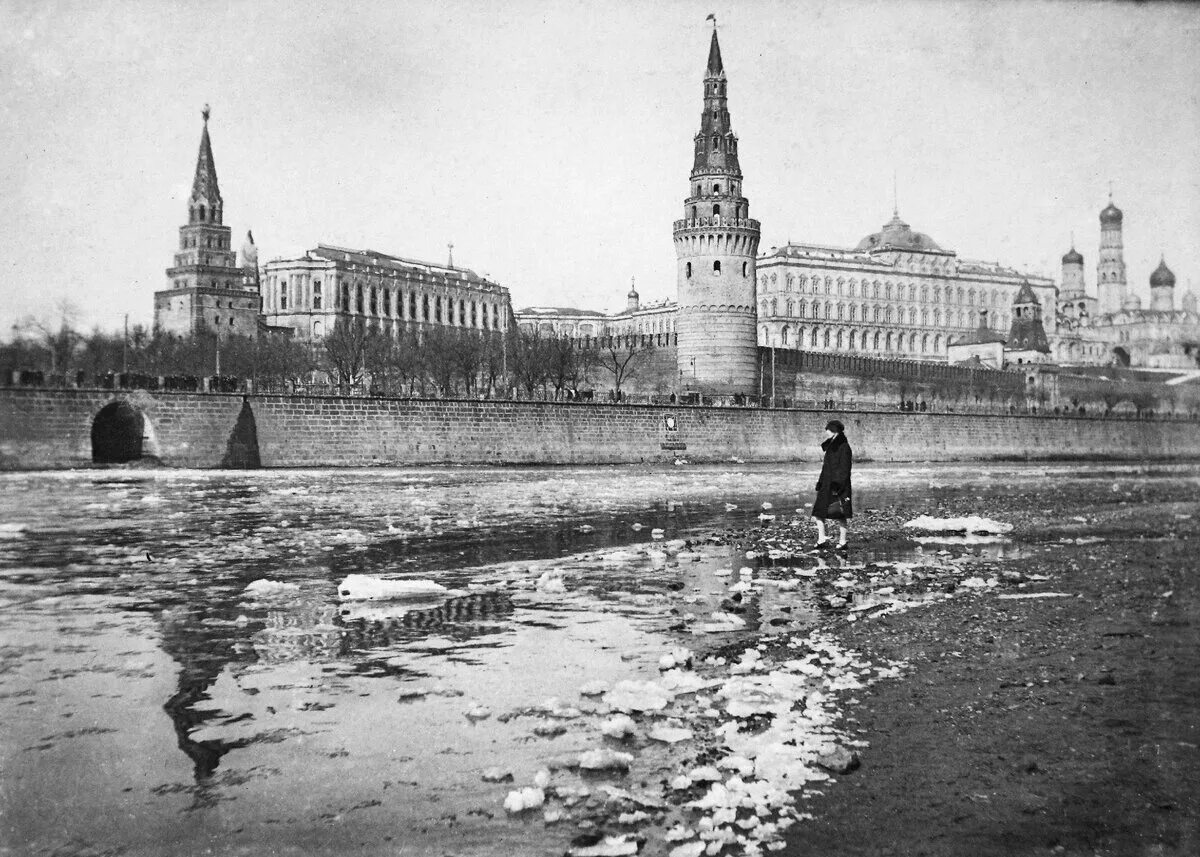 Москва 18 тг. Москва река 19 век. Кремль Москва 19 век. Москва-река обмелела 1930 год. Москва река в начале 20 века.