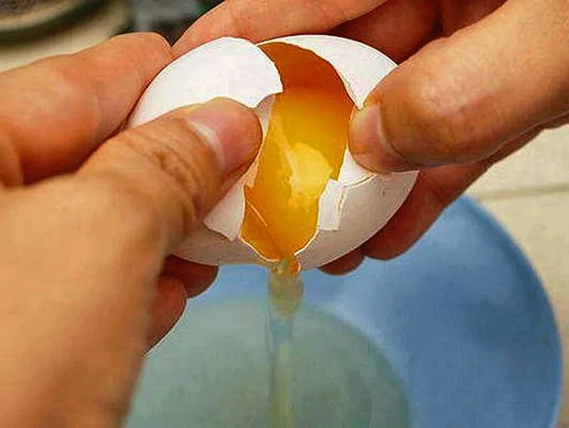 Разбить яйцо. Разбитое яйцо. Разбитые яйца. Яйцо куриное Расколотое.