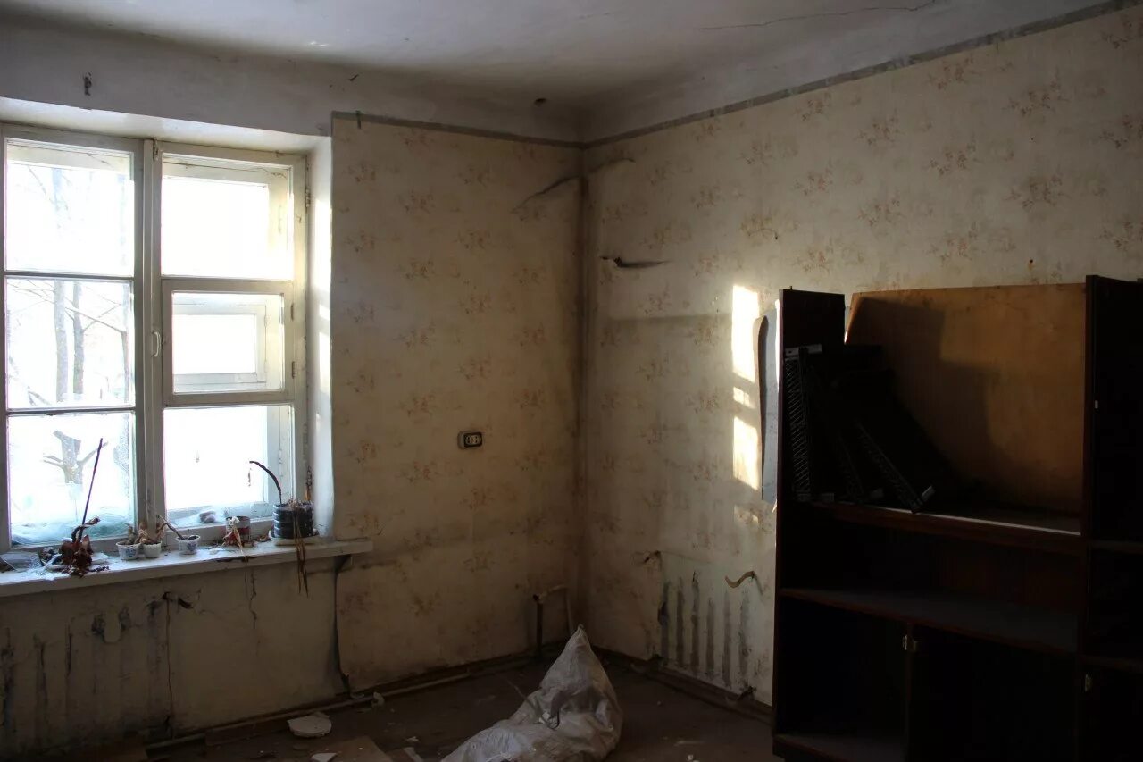 Можно продавать квартиры в аварийном доме. Квартира в плохом состоянии. Комната в плохом состоянии. Квартира требует ремонта. Требует ремонта.