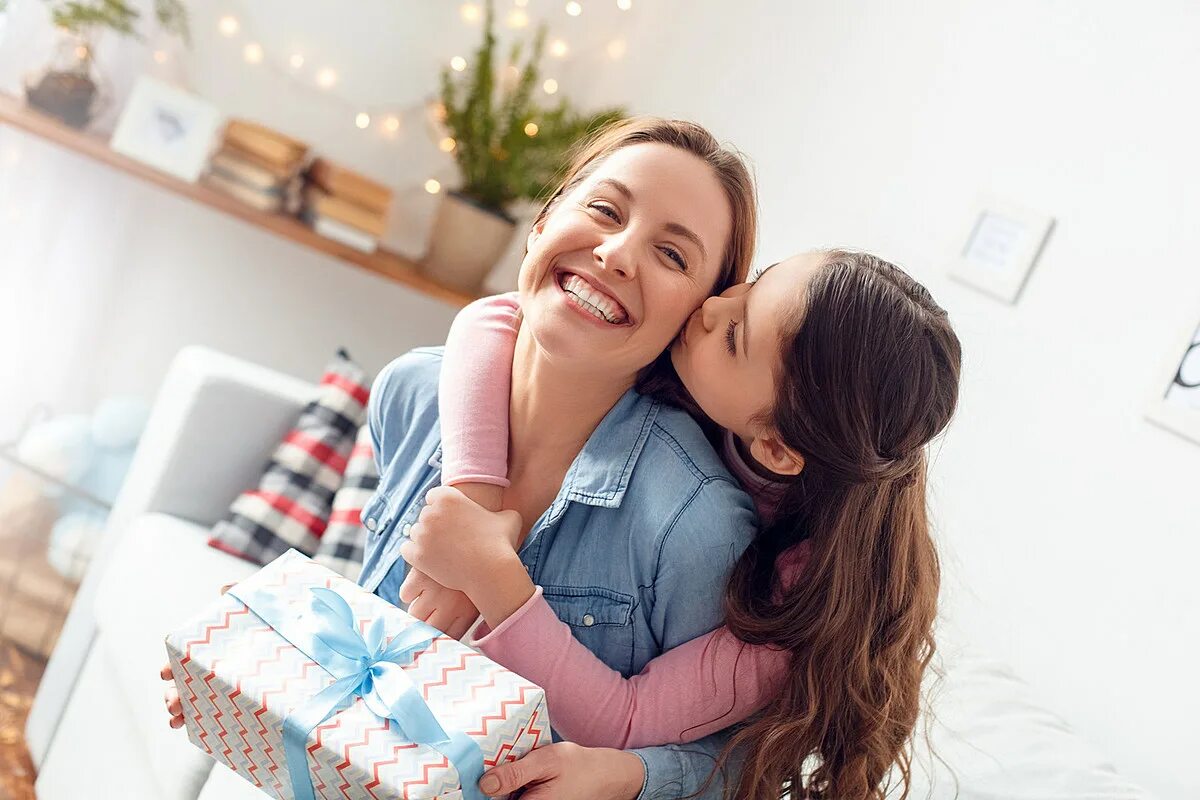 Mom surprises. Ребенок дарит подарок маме. Подарок маме для детей. Ребёнок дарит маме подарик. Счастливая мать.