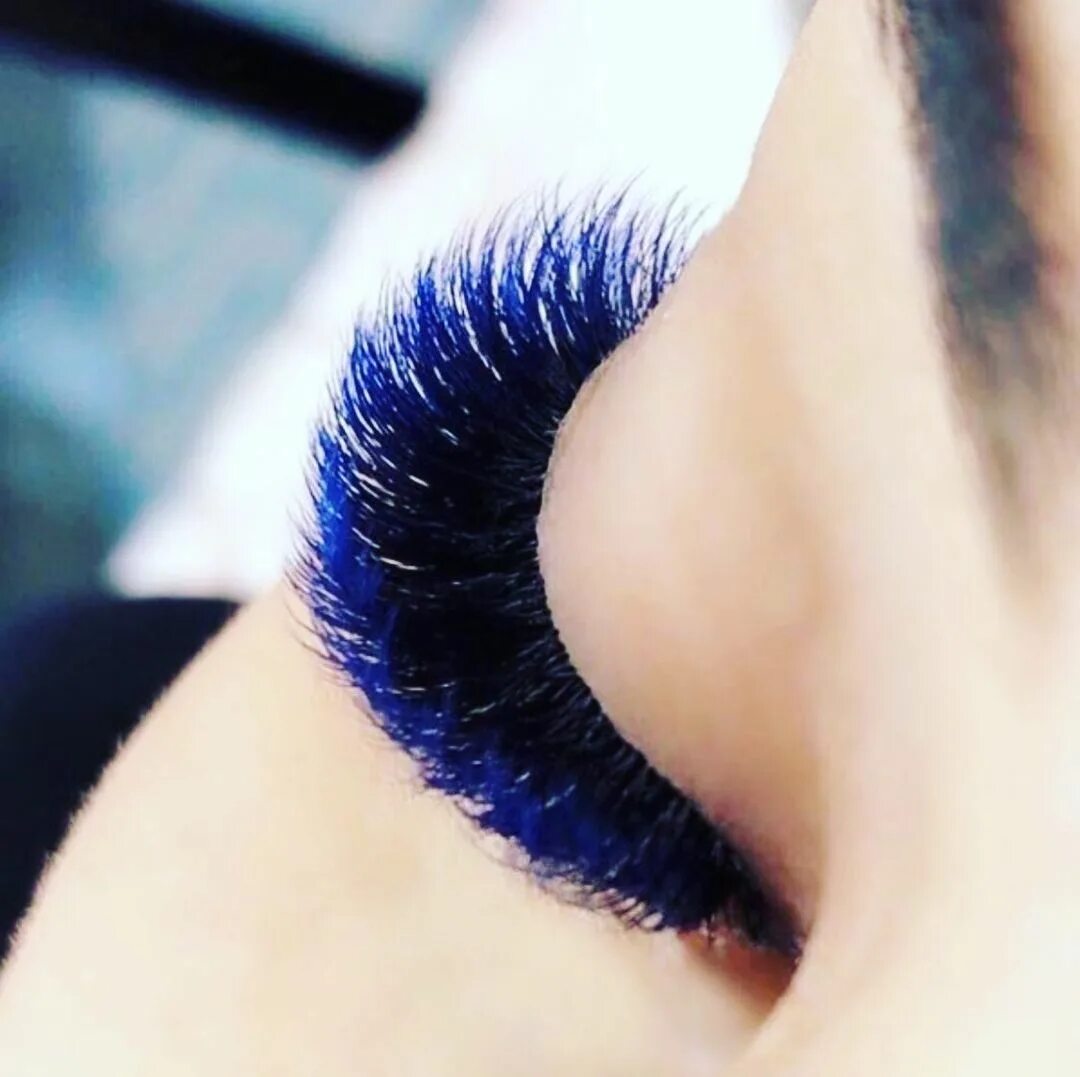 ресницы омбре для наращивания желтые. ресницы омбре синие. цветное наращивание ресниц омбре. цветные нарощенные ресницы. синие ресницы нарощенные.