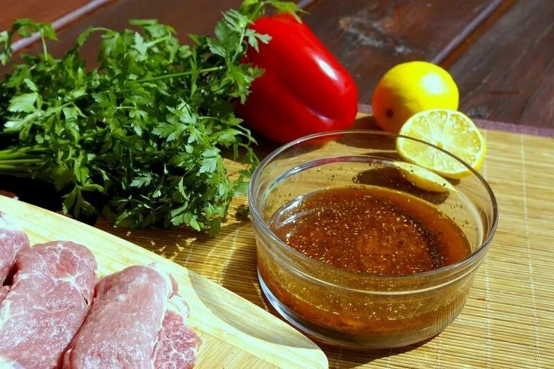 Как быстро сделать маринад. Мясо в маринаде. маринад для шашлыка. маринад для шашлыка ингредиенты. ингредиенты для маринада мяса.