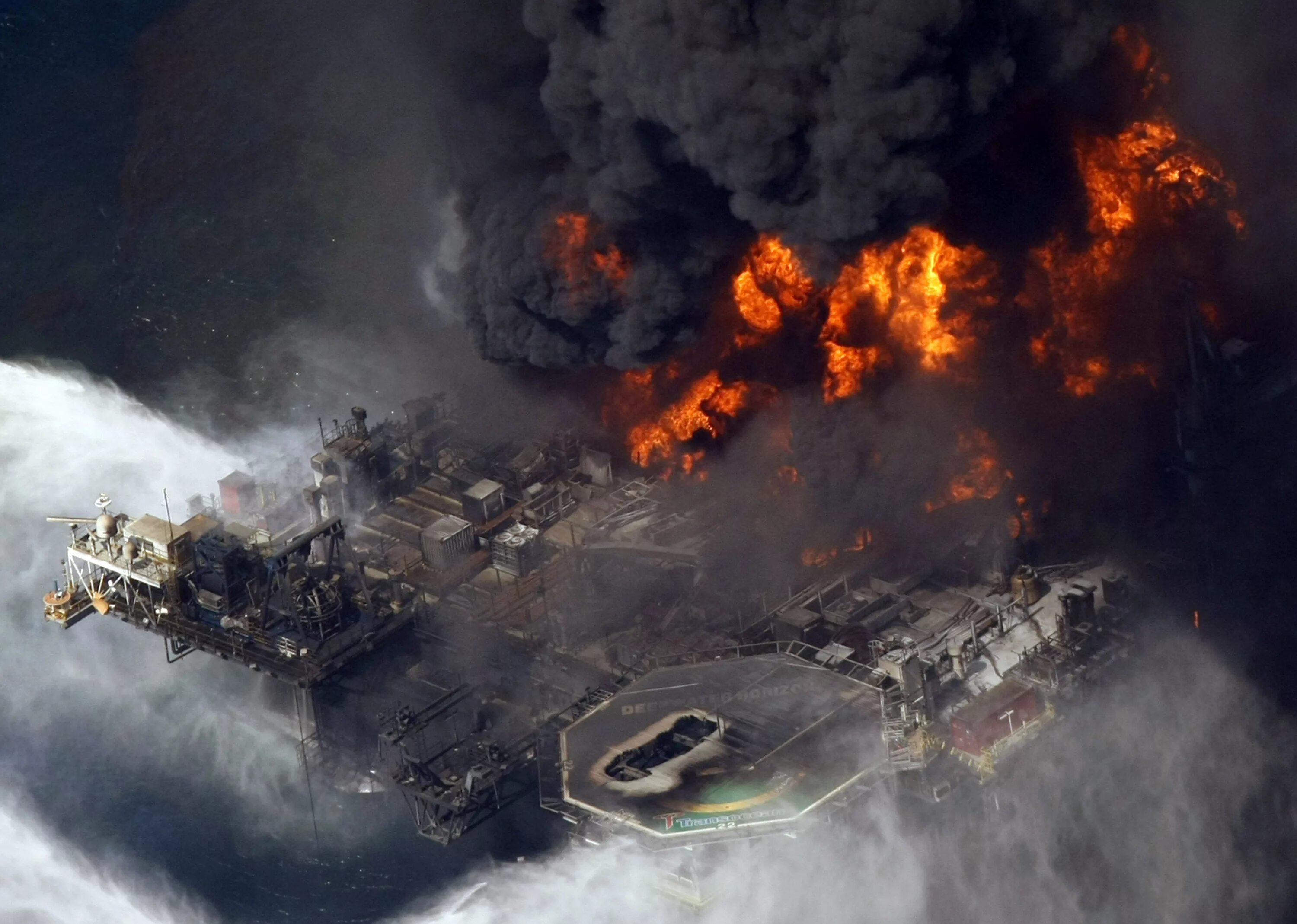 Грозящая катастрофа. Взрыв в мексиканском заливе авария на нефтяной платформе Deepwater Horizon. Взрыв нефтяной платформы Deepwater Horizon - 20 апреля 2010 года. Катастрофа Deepwater Horizon в мексиканском заливе. Взрыв нефтяной платформы Deepwater Horizon в мексиканском заливе 2010.