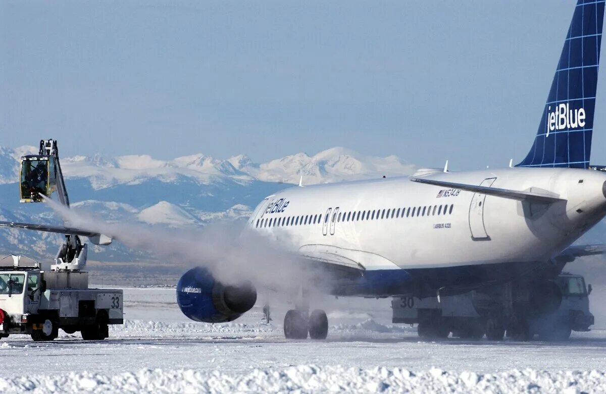Airbus a320 противообледенительная обработка. Антиобледенительная система самолета. Наземное обледенение. Наземное обледенение. Облив самолета противообледенительной жидкостью.