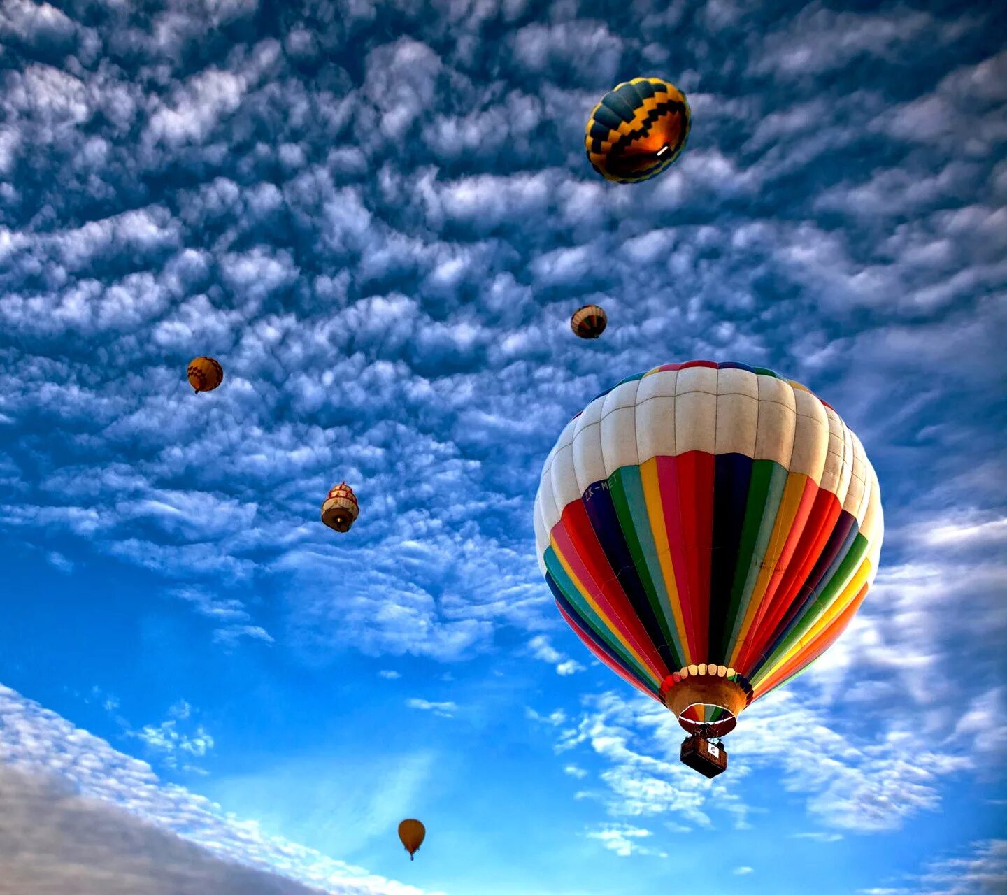 Сон летающий шар. Воздушный шар в небе. Vozdushnyye shar. Воздушный шар с корзиной в небе. Разноцветные воздушные шары в небе.