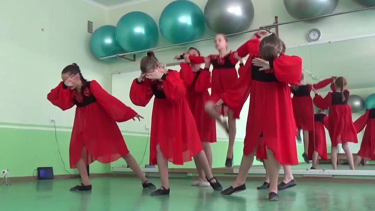 Красная шапочка танец детский. Педро альварес танго. Песня красные сапожки. Девушка на красном фоне. Аргентинское танго милонга.