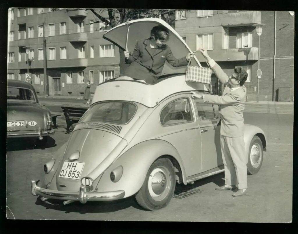 Водитель volkswagen. Volkswagen Beetle 1959 год. Германия 1959. Автотуризм ретро. Фотосессия с автомобилем Volkswagen Kafer.