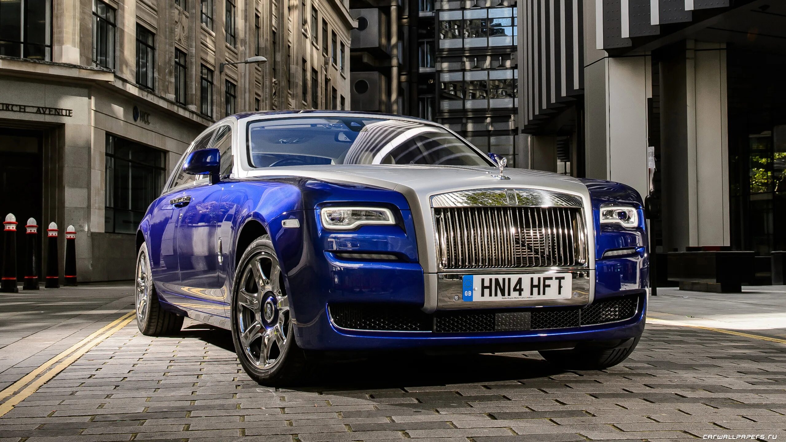 Авто роллс. Машина Роллс Ройс. Rolls Royce Ghost 2015. Rols Royals. Rolls Royce машина Rolls Royce.