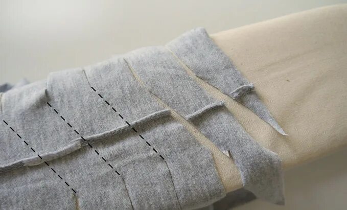 порезать футболку на полоски для вязания. нарезать футболку для вязания коврика. нитки из старых футболок. футболка с разрезанными полосками \. нарезать трикотаж на полоски.