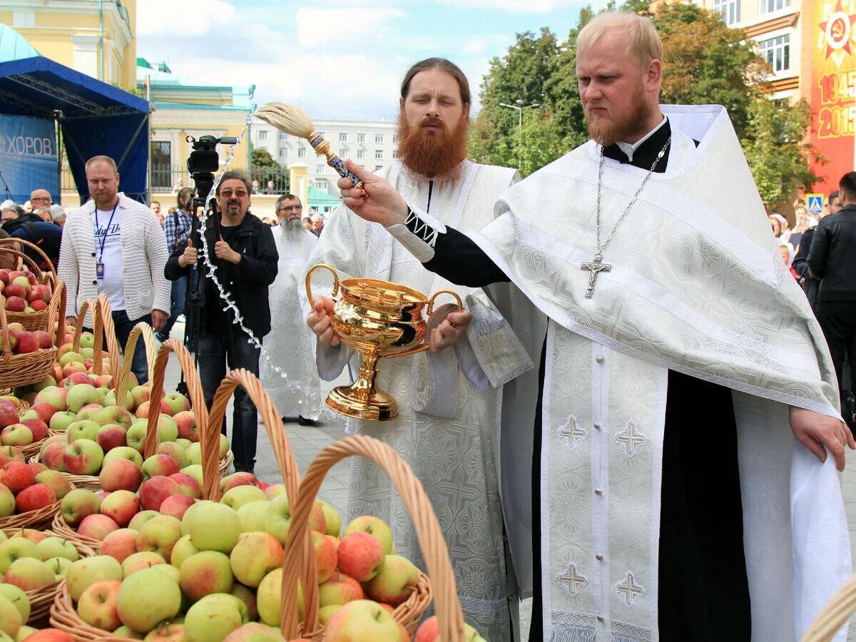 Яблочный спас освящение яблок в храме. Преображение Господне освящение яблок. Освящение яблок на яблочный спас в церкви. Служба в храме на яблочный спас.