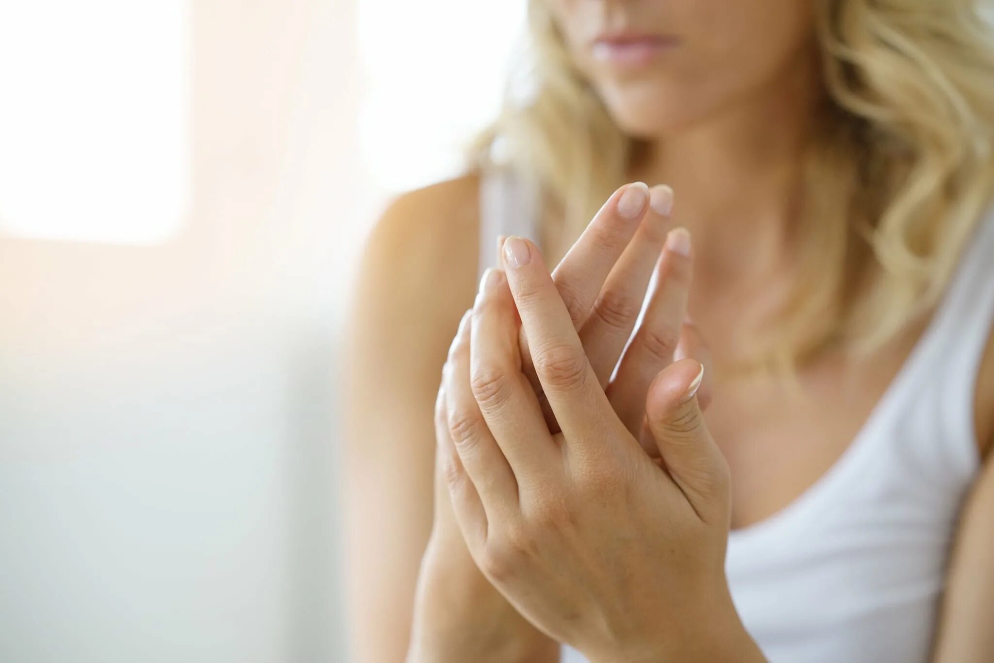 крупно рукой женщину. ухоженные руки. красивые женские руки. женская рука на прозрачном фоне. красивые руки с маникюром.