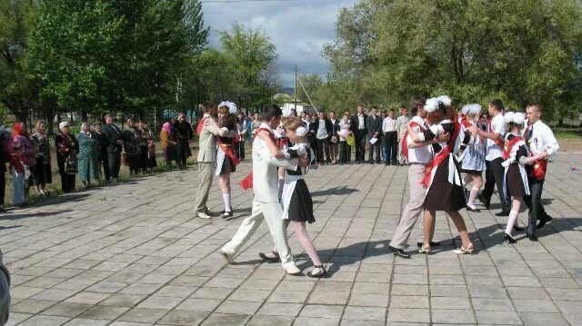 Школьный вальс выпускников. 11 школа бельцы молдова. Вальс на прощание. Последний звонок бельцы 2018. Вальс на прощание.