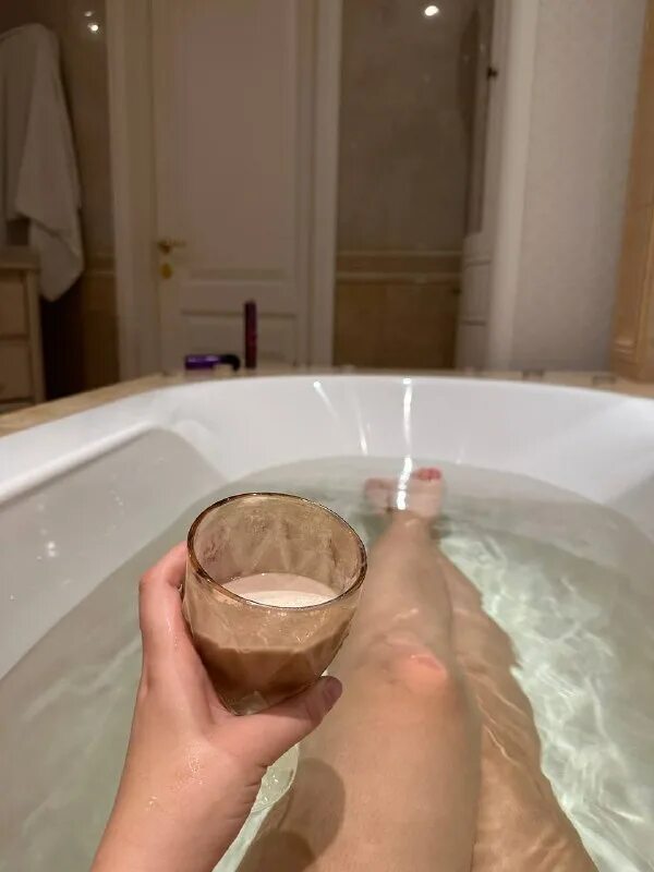 Девушка в ванной с сигарой. Можно ли пить в ванной. Девушка в ванне с шампанским. Джакузи и шампанское. Чел в ванной.