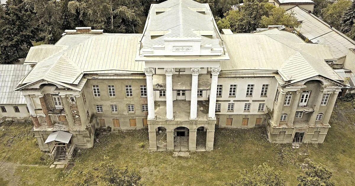 Дк металлургов кыштым. Дворец культуры металлургов челябинск на сталеваров. Дом культуры кыштым. Дом демидова в кыштыме. Адьба демидовых "белый дом" кыштым.