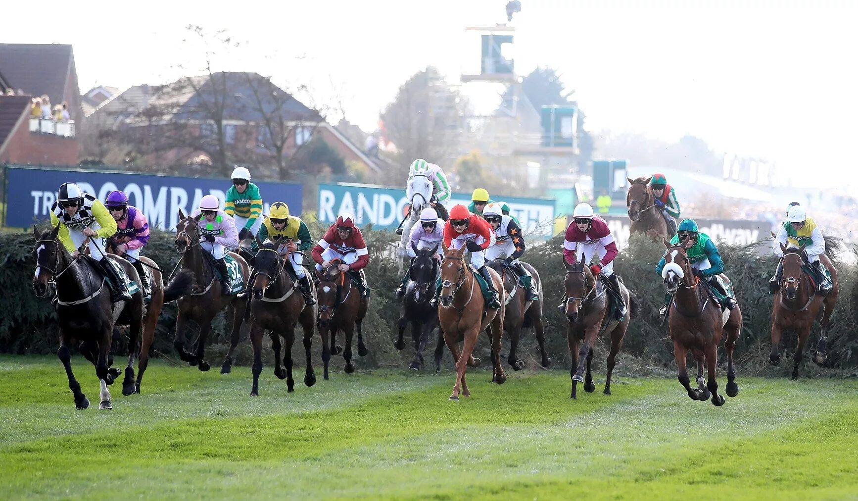 Скачки в великобритании. Скачки фото. Home of horse racings grand national. Ипподром «эйнтри» (ливерпуль). Стипль-чез скачки.