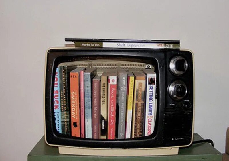 Книги телевизионное. Книга против телевизора. Переделка старого телевизора. Старый ТВ для книг. Литература против телевидения.